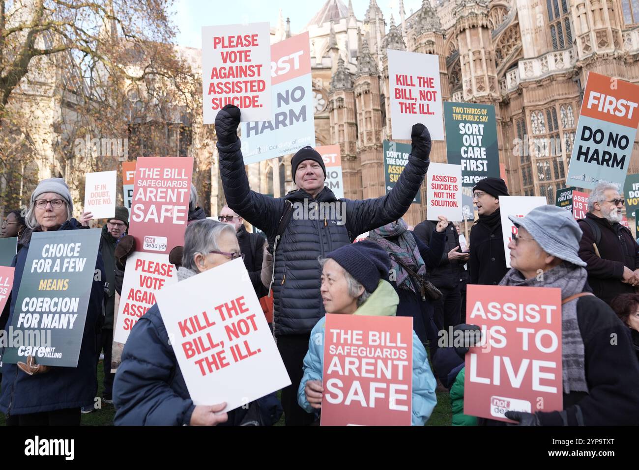 Des gens prennent part à une manifestation devant les chambres du Parlement à Westminster, Londres, pour s'opposer au projet de loi sur les adultes malades en phase terminale (fin de vie). Date de la photo : vendredi 29 novembre 2024. Banque D'Images