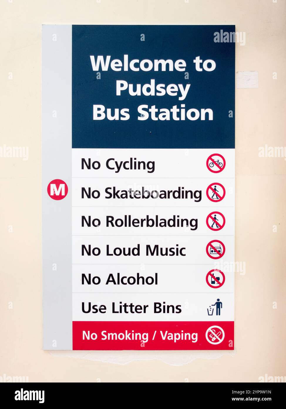 Un panneau de bienvenue dans la gare routière de Pudsey énumérant les activités interdites, Yorkshire, Angleterre, Royaume-Uni Banque D'Images