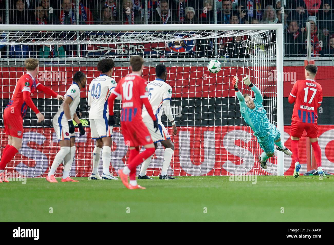 Heidenheim, Ger. 28 novembre 2024. Bild v.l. : Torwart, Keeper Filip Jorgensen (FC Chelsea, 12) klaert einen Schuss von Paul Wanner (1.FC Heidenheim, 10) L. 28.11.2024, Fussball, UEFA Conference League, 1. FC Heidenheim - FC Chelsea, GER, Heidenheim, Voith-Arena. Crédit : HMB Media/Alamy Live News Banque D'Images