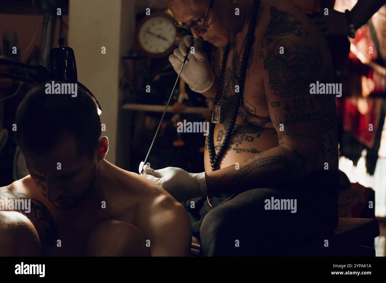 Moine bouddhiste faisant tatouage traditionnel bouddhiste Thai Sak Yant Banque D'Images
