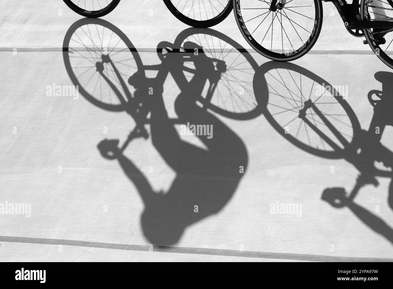 Projeter l'ombre d'un cycliste sur le vélodrome Banque D'Images