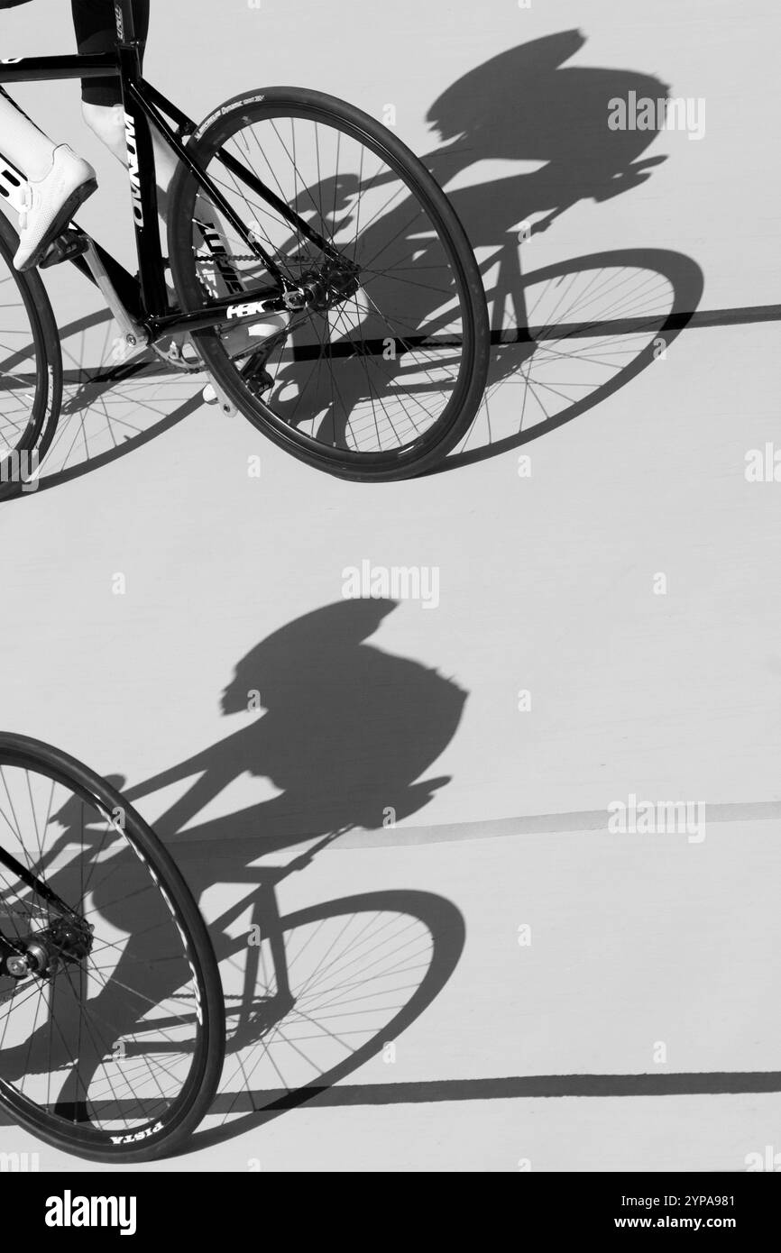 Projeter l'ombre d'un cycliste sur le vélodrome Banque D'Images