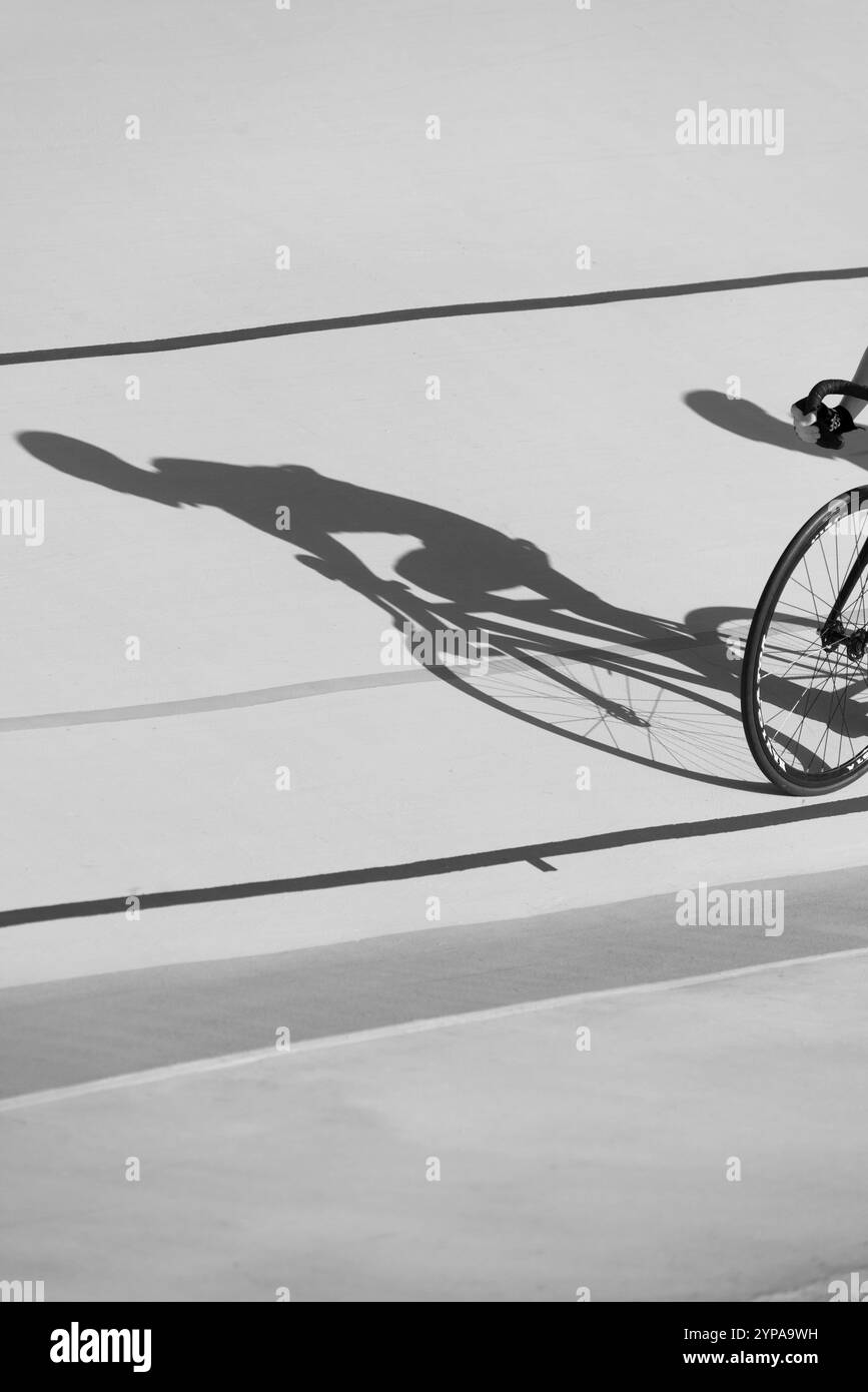 Projeter l'ombre d'un cycliste sur le vélodrome Banque D'Images
