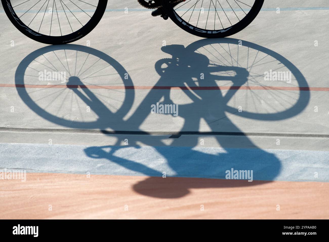 Projeter l'ombre d'un cycliste sur le vélodrome Banque D'Images