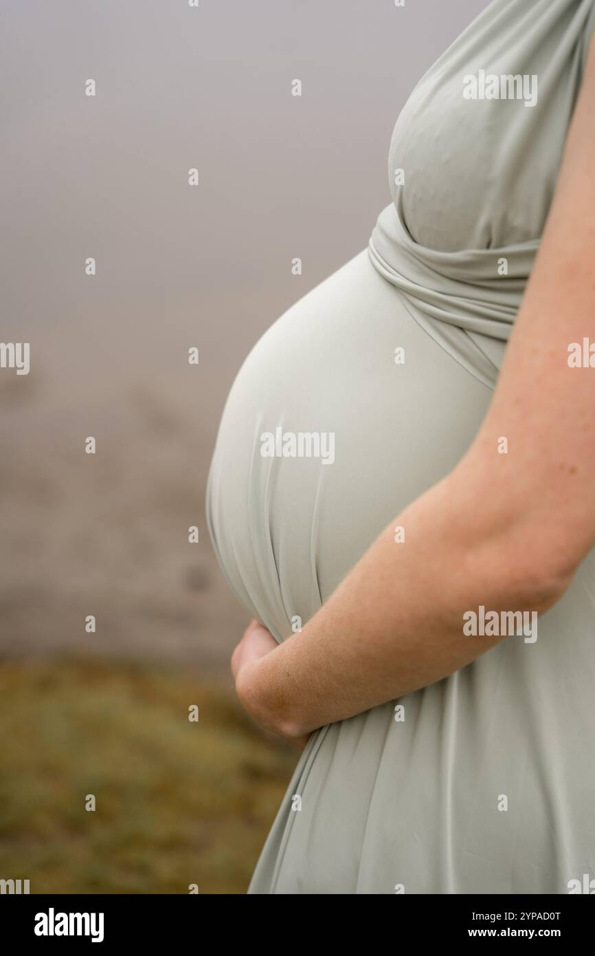 Portrait de maternité en robe vert clair Banque D'Images