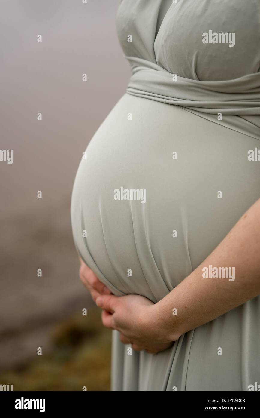 Gros plan de maternité avec robe verte Banque D'Images
