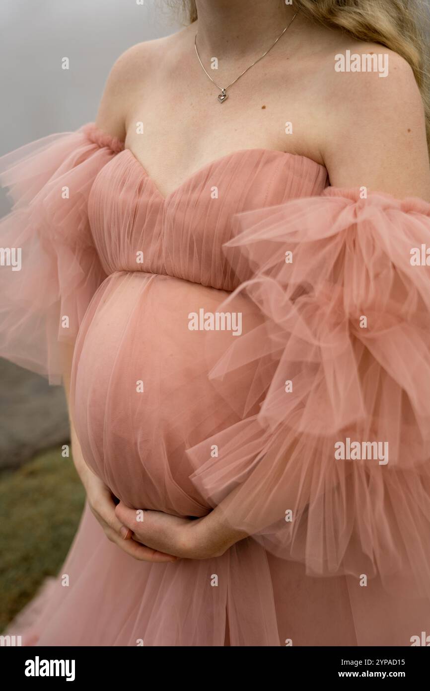 Portrait de maternité doux en tulle rose Banque D'Images