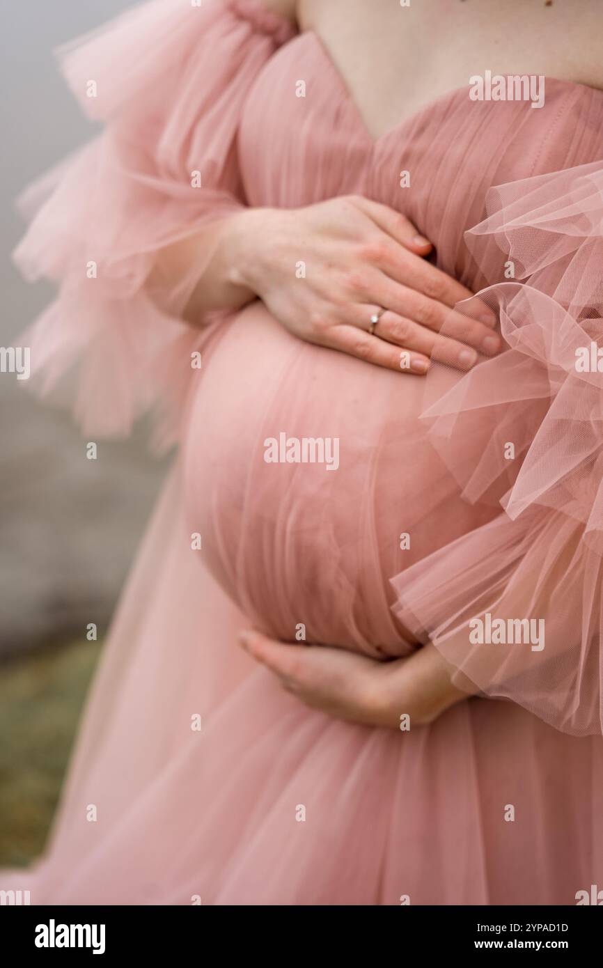 Portrait romantique de maternité en rose Banque D'Images