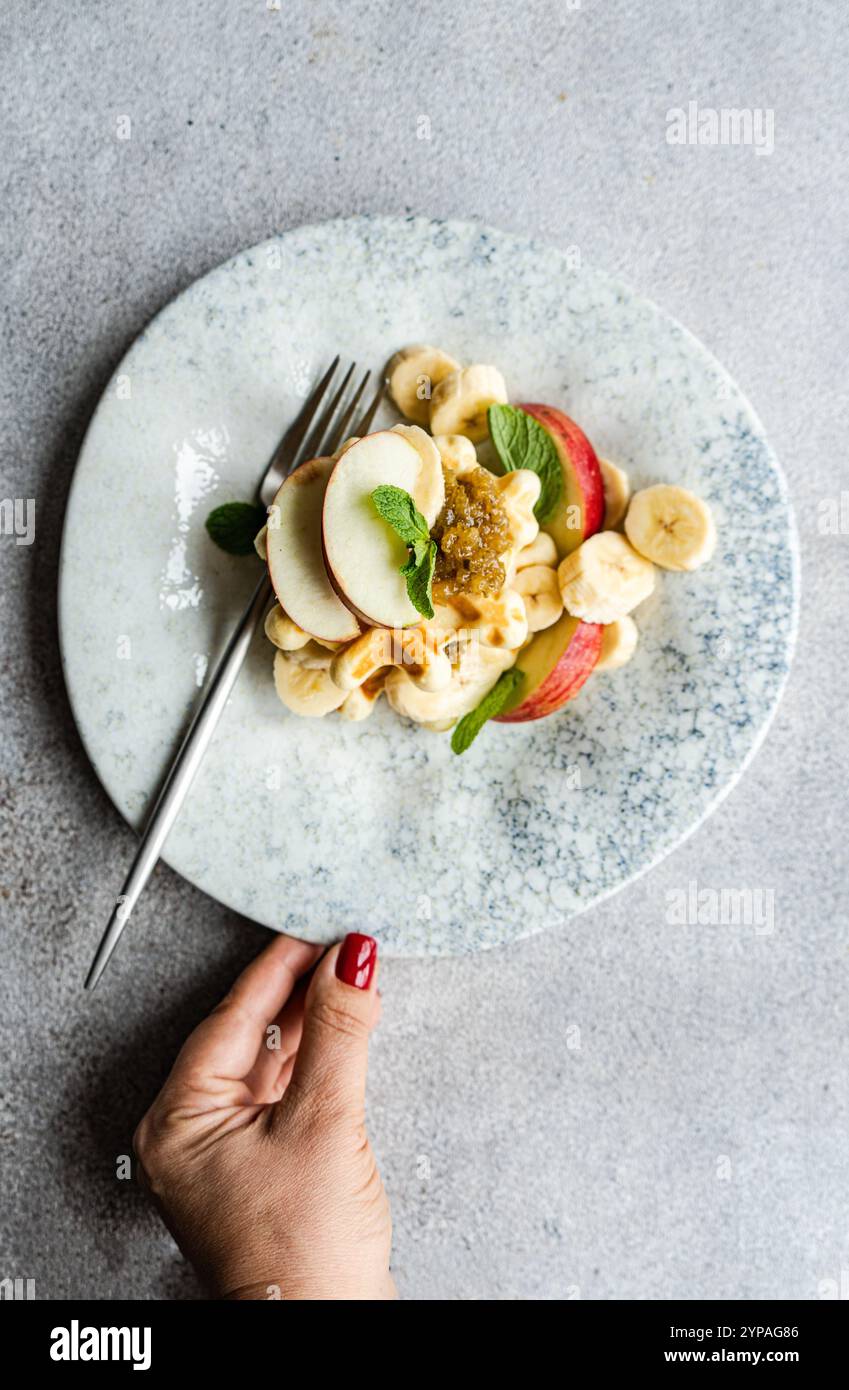 Gaufres sucrées aux fruits et à la menthe Banque D'Images
