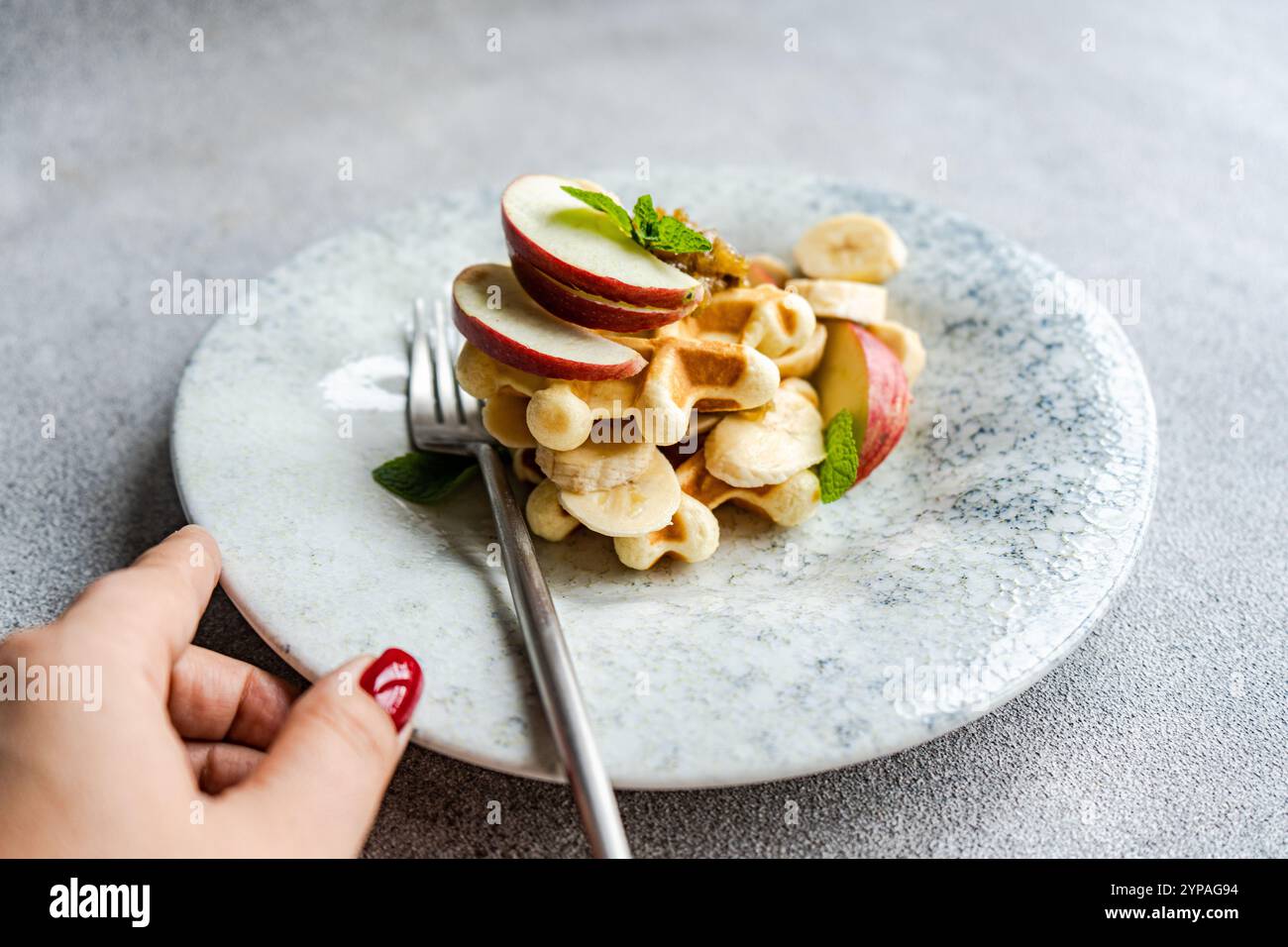 Gaufres sucrées aux fruits et à la menthe Banque D'Images