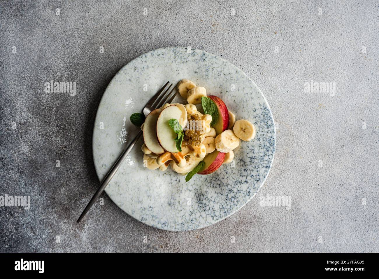 Gaufres sucrées aux fruits et à la menthe Banque D'Images