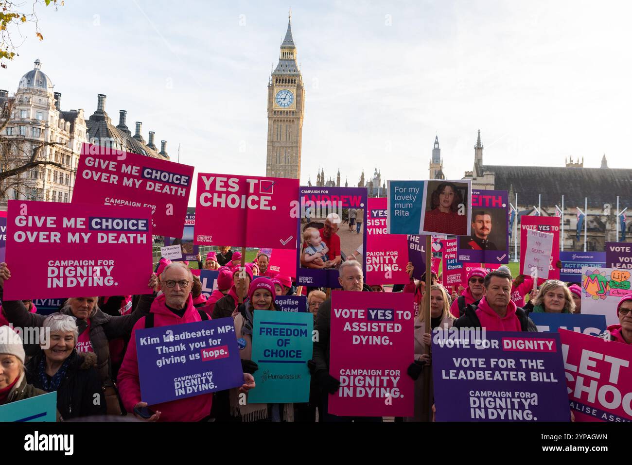 Westminster, Londres, Royaume-Uni. 29 novembre 2024. Le projet de loi d’initiative parlementaire sur l’aide à mourir (projet de loi sur les adultes malades en phase terminale (fin de vie)) doit faire l’objet d’une deuxième lecture au Parlement ce matin. L'objectif général du projet de loi est de permettre aux adultes âgés de 18 ans et plus, qui ont une capacité mentale, qui sont en phase terminale et qui sont dans les six derniers mois de leur vie, de demander l'aide d'un médecin pour mettre fin à leur vie. Proposé par le député travailliste Kim Leadbeater, le projet de loi a concentré le soutien et les protestations de divers groupes et individus, dont beaucoup se sont rassemblés à l'extérieur. Campagne pour la dignité en mourant partisans du projet de loi Banque D'Images