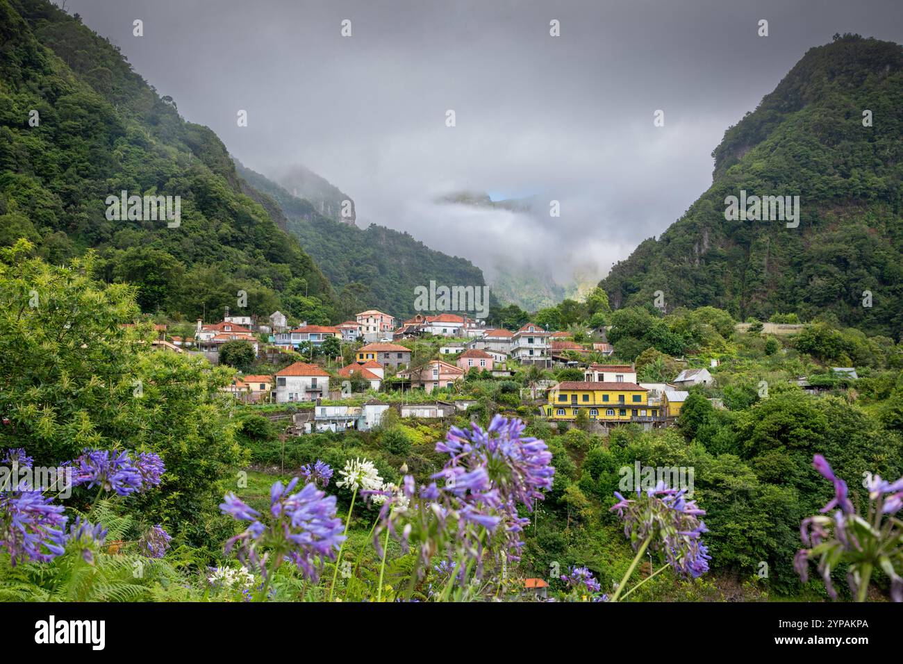 Village de montagne près de Lombo Galego, Madère, Faial Banque D'Images