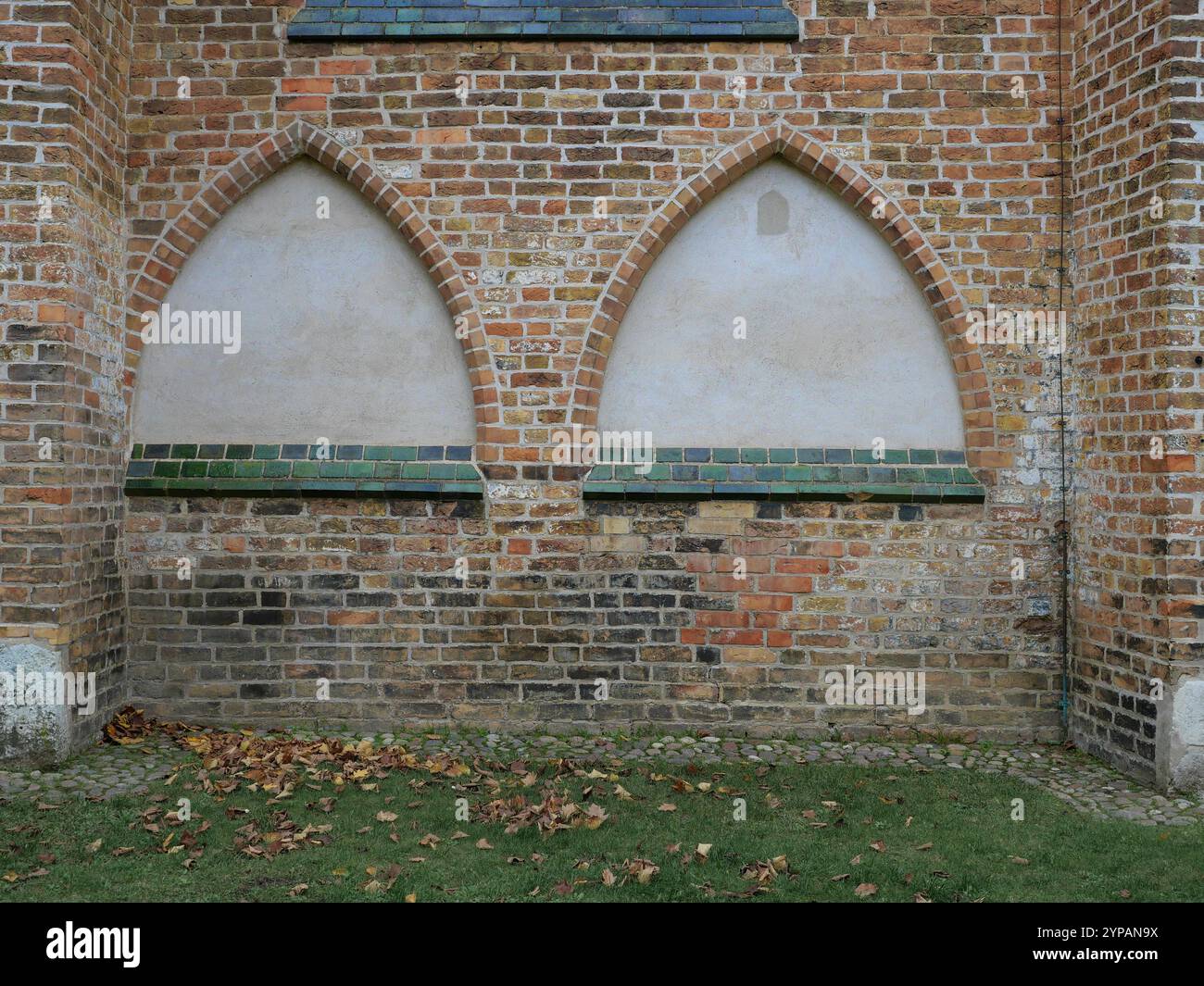 Le détail de la façade de l'église capture les structures historiques des fenêtres, révélant la beauté architecturale et le patrimoine culturel du bâtiment Banque D'Images Le détail de la façade de l'église capture les structures historiques des fenêtres, révélant la beauté architecturale et le patrimoine culturel du bâtiment Banque D'Images