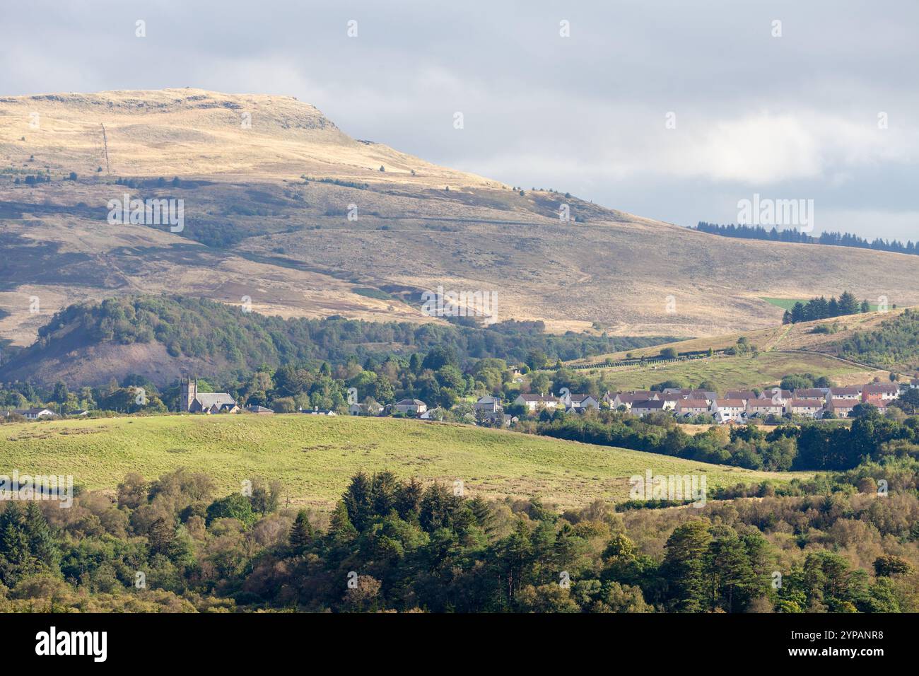 Dalmellington Village assis sous Benbeoch Hill, Ayrshire, Écosse Banque D'Images