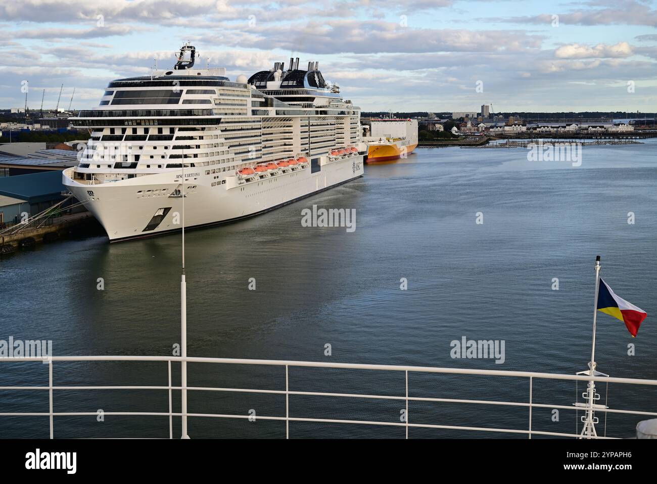 Le navire de croisière MSC Virtuosa et le cargo Grimaldi Ro-Ro Grande Ghana amarrés à Southampton. (Vu d'un bateau de croisière P&O). Banque D'Images