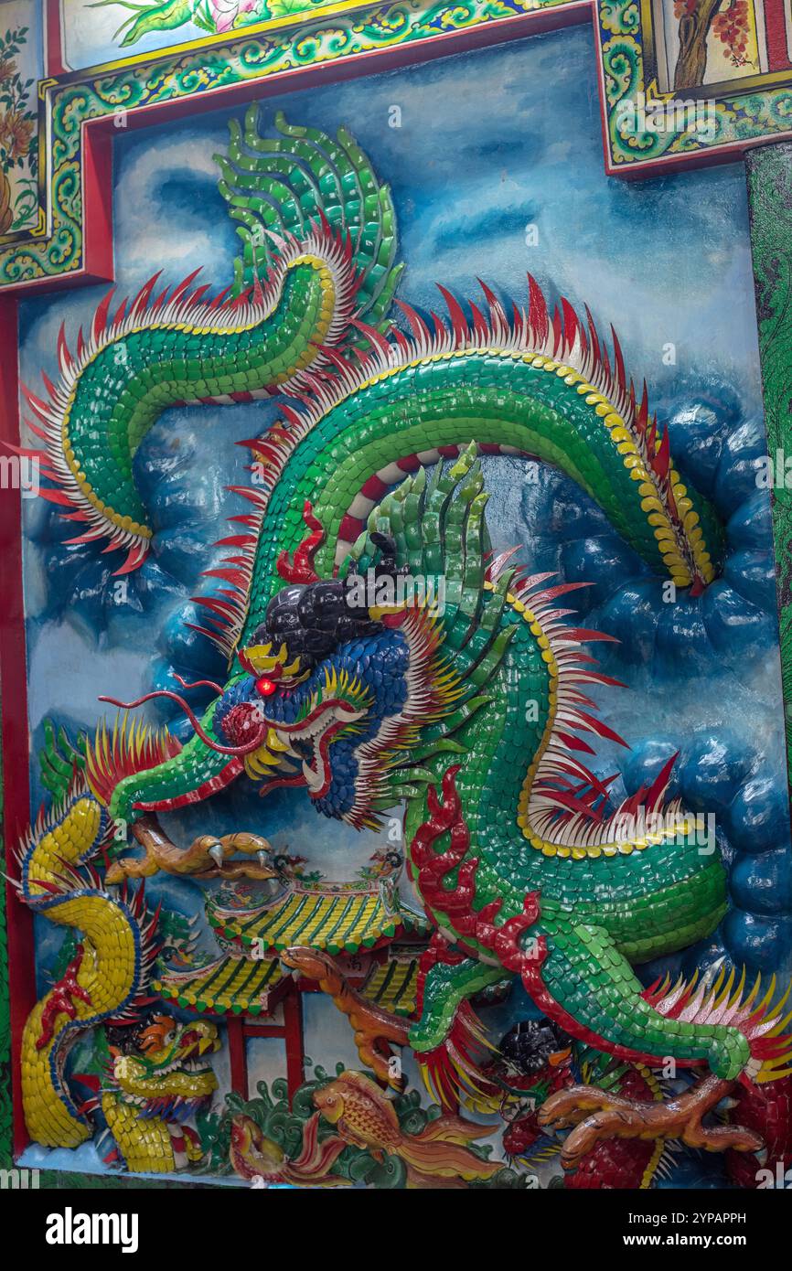 Sculpture en porcelaine taillée au temple Sun Leng Yi (Chow Sue Kong ou Chao Zhou Shi Kong) - sanctuaire chinois Hokkien, Talad Noi, Bangkok, Thaïlande Banque D'Images