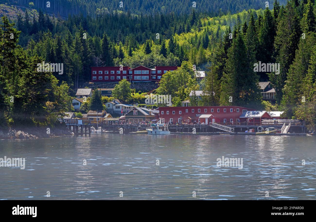 Telegraph Cove City marina et quais avec des gens qui vont à l'aventure d'observation des baleines, île de Vancouver, Canada. Banque D'Images