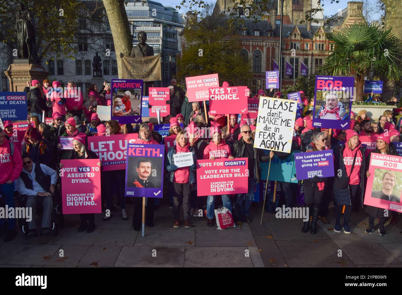 Londres, Royaume-Uni. 29 novembre 2024. Les partisans du projet de loi sur l'aide à mourir se rassemblent sur la place du Parlement alors que les députés débattent et votent sur le projet de loi historique visant à légaliser l'aide à mourir. Crédit : Vuk Valcic/Alamy Live News Banque D'Images