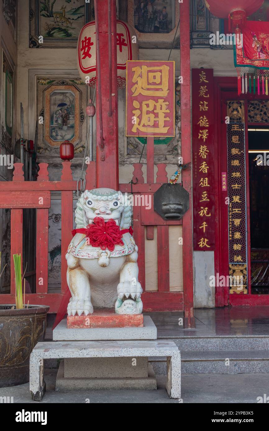 Shishi lion gardien au sanctuaire de Rong Kueak ou Chao Hon Wong Kung, temple bouddhiste chinois. Samphanthawong, Bangkok, Thaïlande. Banque D'Images