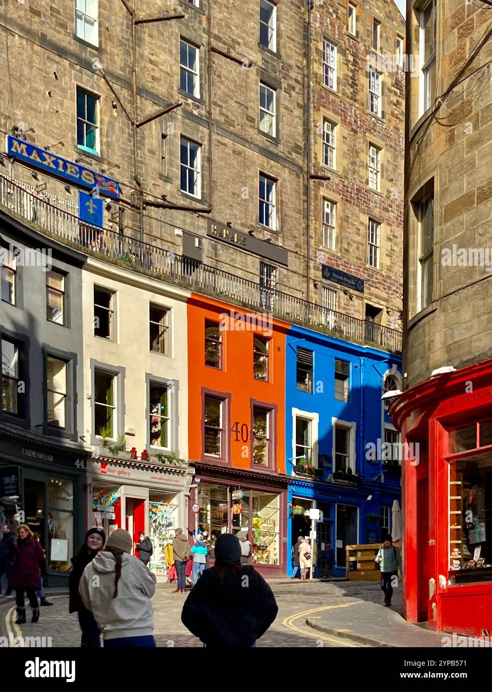 West Bow, en amont du Grass Market, dans la vieille ville d'Édimbourg, en Écosse, au Royaume-Uni - Image de stock capturée avec un smartphone