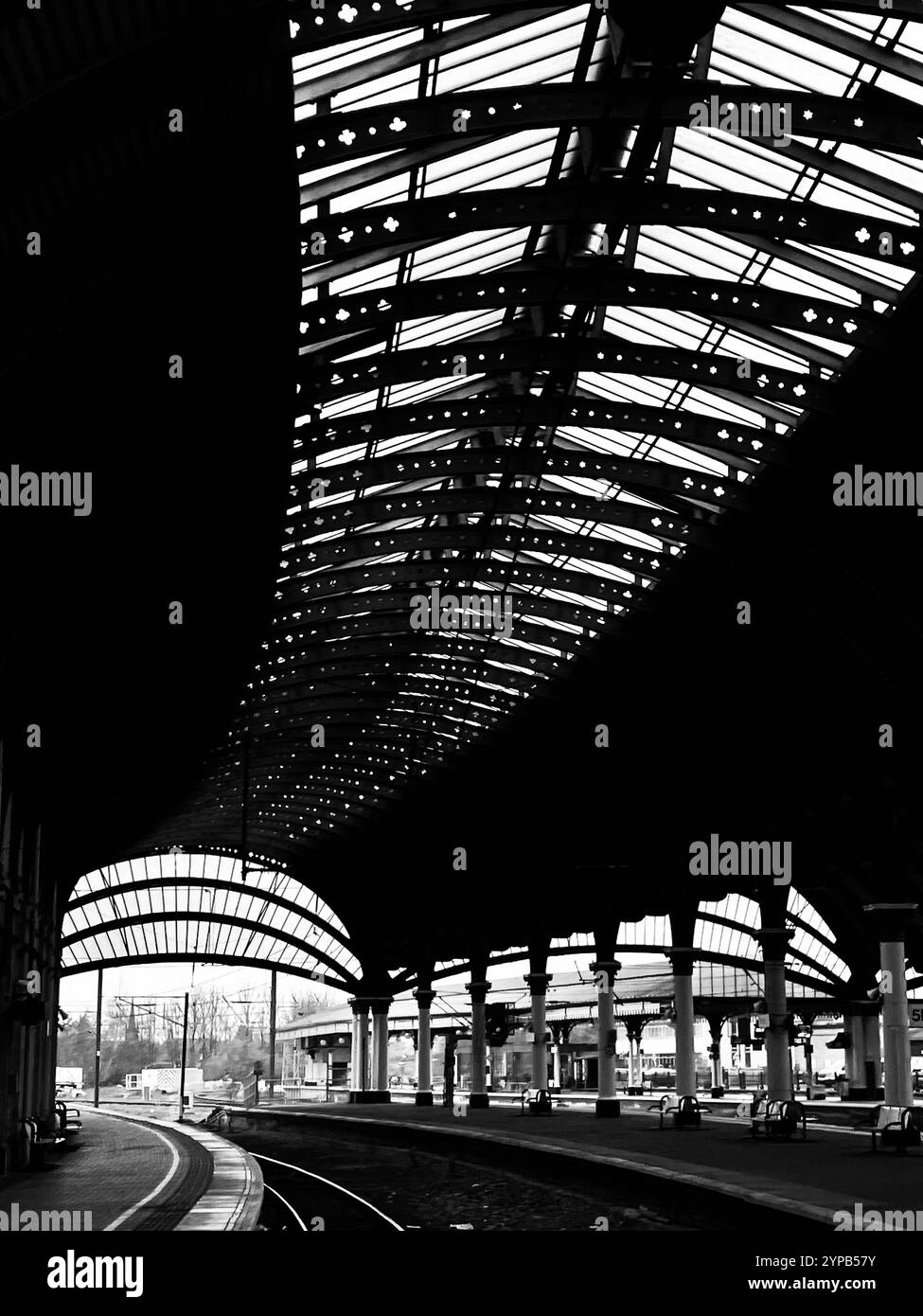 La belle gare historique victorienne de York, Yorkshire du Nord, Angleterre du Nord, Royaume-Uni - Image de stock capturée avec un smartphone La belle gare historique victorienne de York, Yorkshire du Nord, Angleterre du Nord, Royaume-Uni - Image de stock capturée avec un smartphone