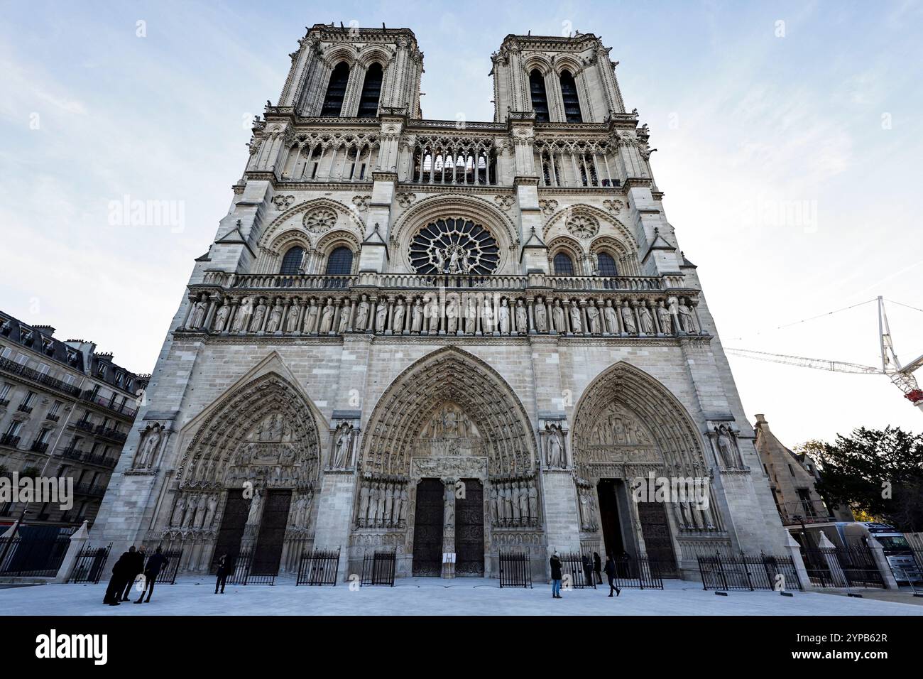 Cette photographie montre la façade de la cathédrale notre-Dame de Paris à Paris, le 29 novembre 2024, en prévision d'une visite du Président de la République. La cathédrale notre-Dame devrait rouvrir début décembre 2024, avec un week-end de cérémonies prévu les 7 et 8 décembre 2024, cinq ans après l'incendie de 2019 qui a ravagé le monument du patrimoine mondial et a renversé sa flèche. Quelque 250 entreprises et des centaines d’experts ont été mobilisés pour la restauration quinquennale qui a coûté des centaines de millions d’euros. Photo de Stéphane de Sakutin/Pool/ABACAPRESS. COM Banque D'Images