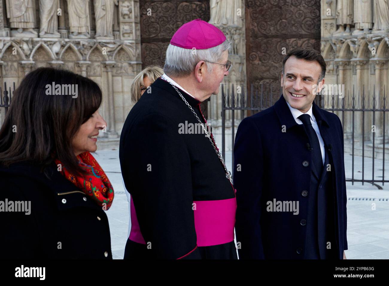 Le président français Emmanuel Macron sourit à l'archevêque de Paris Laurent Ulrich (C) aux côtés de la maire de Paris Anne Hidalgo (G) lors d'une visite de la cathédrale notre-Dame de Paris, le 29 novembre 2024. La cathédrale notre-Dame devrait rouvrir début décembre 2024, avec un week-end de cérémonies prévu les 7 et 8 décembre 2024, cinq ans après l'incendie de 2019 qui a ravagé le monument du patrimoine mondial et a renversé sa flèche. Quelque 250 entreprises et des centaines d’experts ont été mobilisés pour la restauration quinquennale qui a coûté des centaines de millions d’euros. Photo de Stéphane de Sakutin/Pool/ABACAPRESS. C Banque D'Images