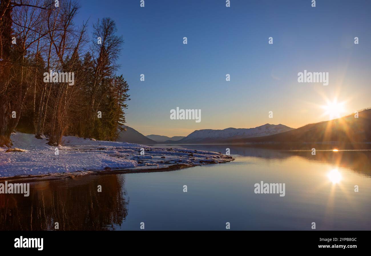Les sommets du lac McDonald au coucher du soleil et la réflexion en hiver dans le parc national des glaciers, Montana, États-Unis Banque D'Images