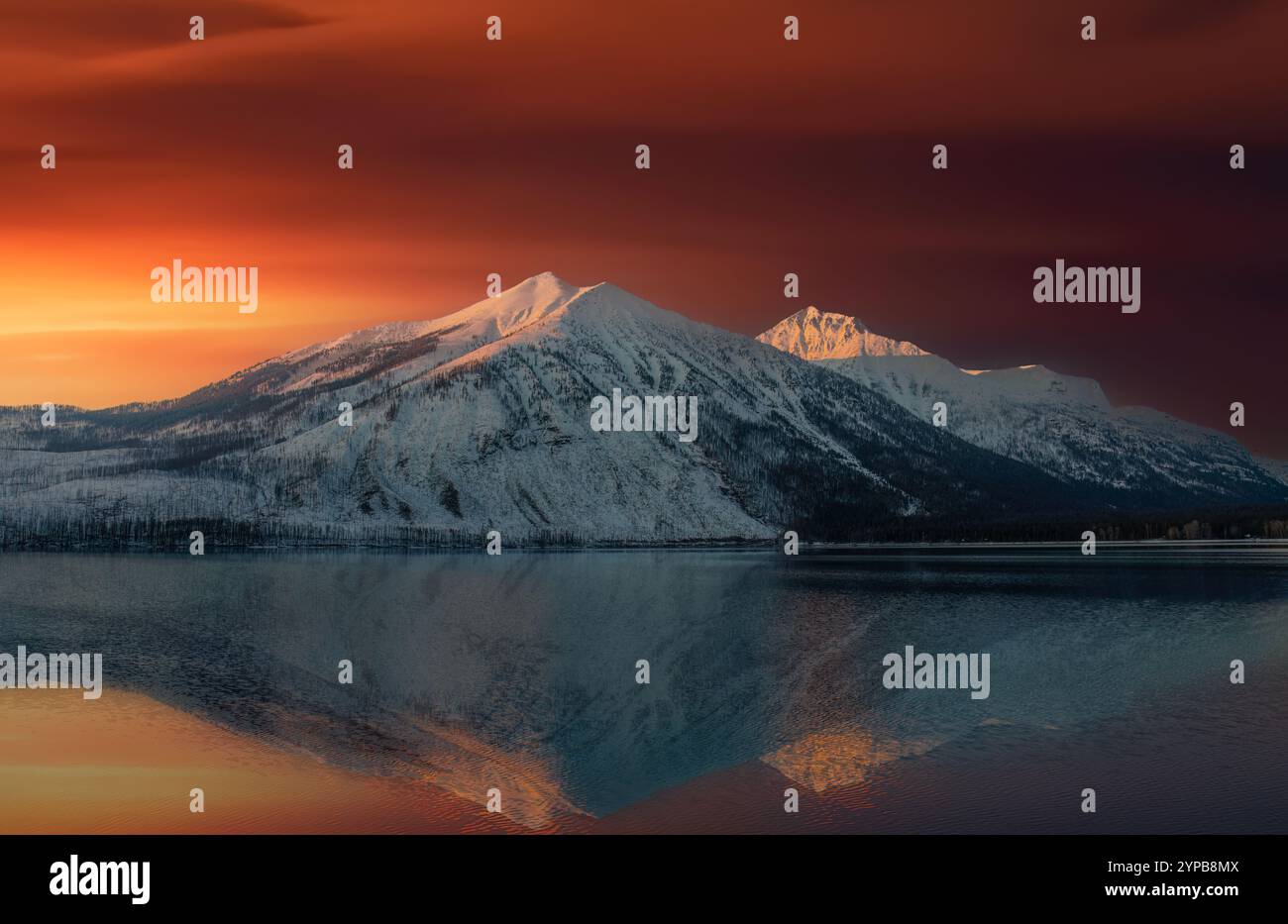 Stanton Mountain au coucher du soleil sur Lake McDonald Reflections, hiver dans Glacier National Park, Montana, États-Unis Banque D'Images