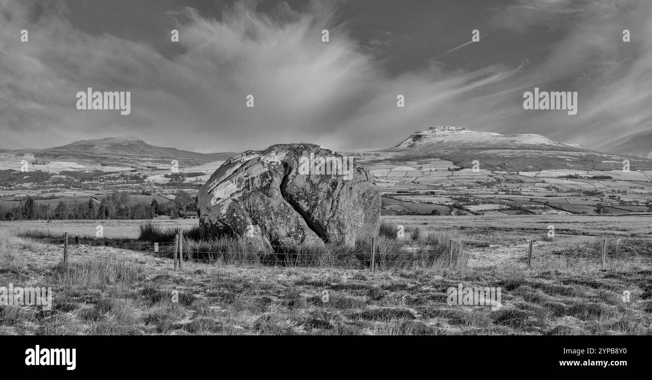 L'image est de la relique glaciaire de la Big Stone, près de Bentham, regardant vers les Yorkshire Dales Peaks de Whernside et Ingleborough Banque D'Images