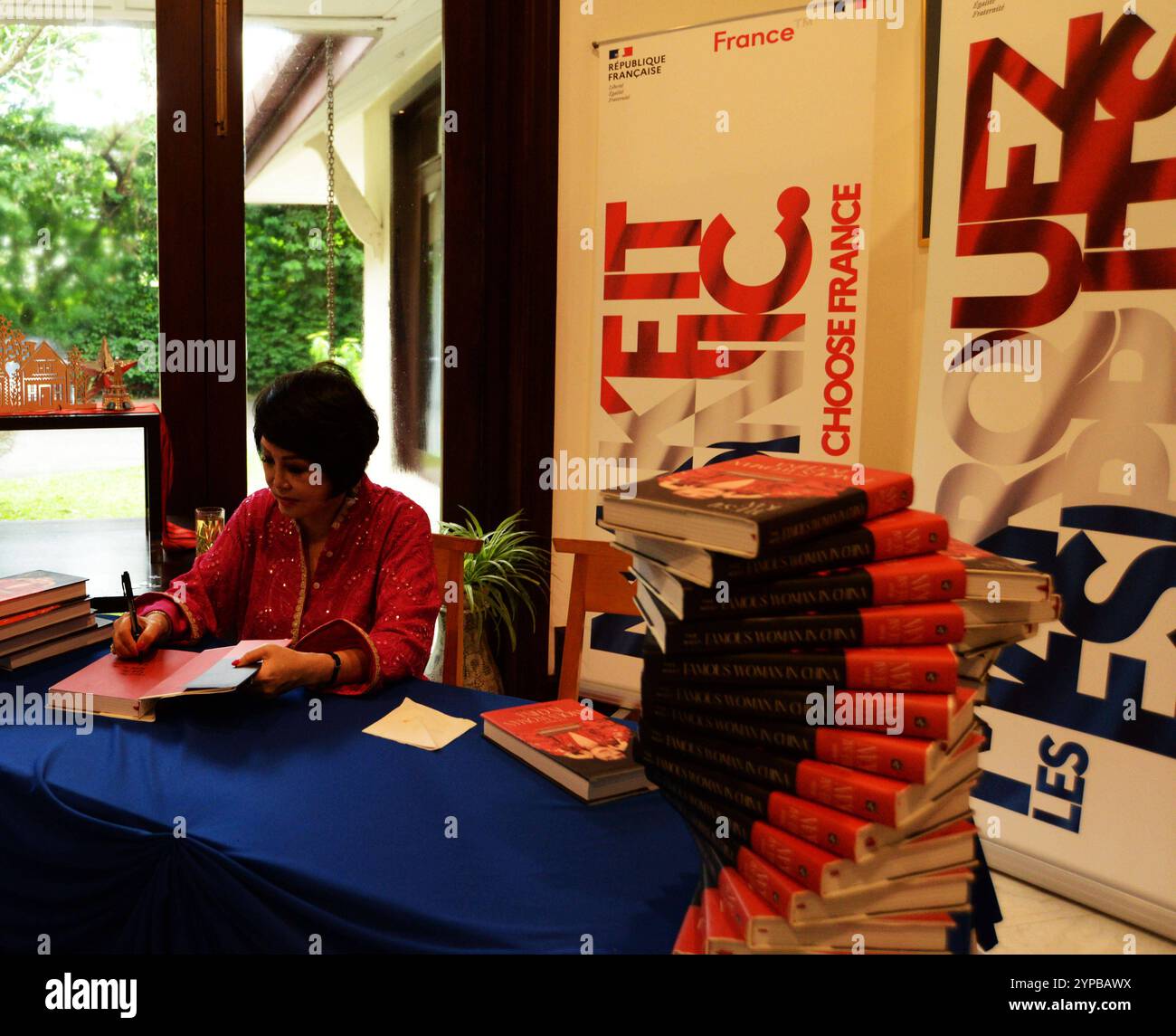 KUALA LUMPUR MALAISIE 29/11/2024 . Yue-SAI Kan, qui vient de lancer sa première biographie en anglais à l'ambassade de France à Kuala Lumpur en malaisie. La femme la plus célèbre de Chine et comment elle l'a fait, parle à Tatler du sexisme dans le showbiz, de l'importance de la représentation asiatique et de sa nouvelle renommée sur YouTube. NEW YORK, NY 15 novembre 2024 LA FOIS l'a appelée la Reine du Middle Kingdom, People Magazine l'a surnommée la femme la plus célèbre de Chine, et les médias internationaux l'ont comparée à EstÃ e Lauder et à l'Oprah de Chine. Yue-SAI Kan, un nom familier en Chine et même en vedette sur les timbres-poste, Banque D'Images