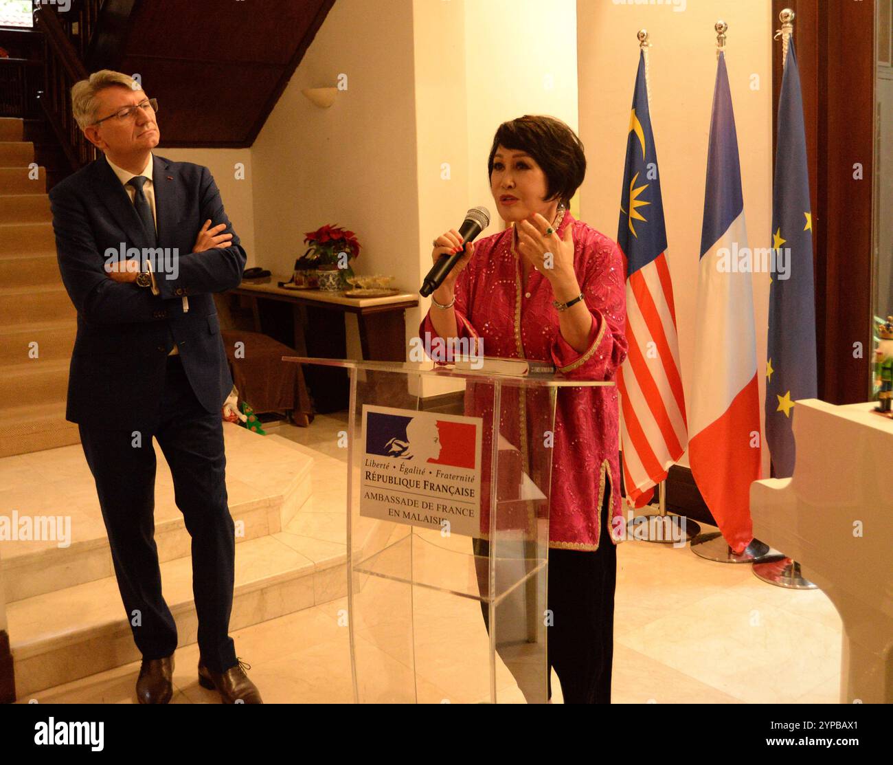 KUALA LUMPUR MALAISIE 29/11/2024 . Yue-SAI Kan, qui vient de lancer sa première biographie en anglais à l'ambassade de France à Kuala Lumpur en malaisie. La femme la plus célèbre de Chine et comment elle l'a fait, parle à Tatler du sexisme dans le showbiz, de l'importance de la représentation asiatique et de sa nouvelle renommée sur YouTube. NEW YORK, NY 15 novembre 2024 LA FOIS l'a appelée la Reine du Middle Kingdom, People Magazine l'a surnommée la femme la plus célèbre de Chine, et les médias internationaux l'ont comparée à EstÃ e Lauder et à l'Oprah de Chine. Yue-SAI Kan, un nom familier en Chine et même en vedette sur les timbres-poste, Banque D'Images