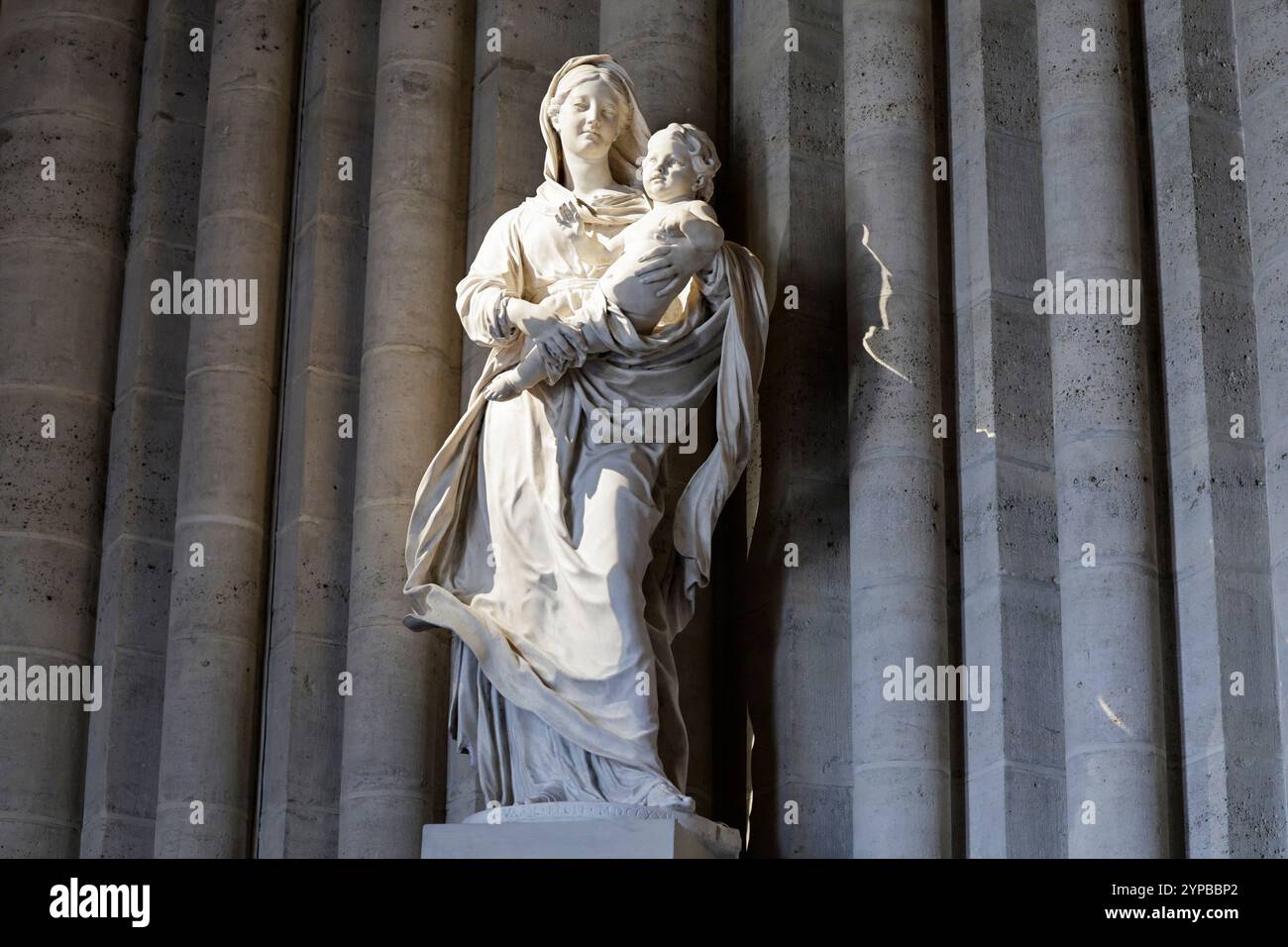 Paris, France. 29 novembre 2024. Cette photographie montre une statue à l'intérieur de la cathédrale notre-Dame de Paris, le 29 novembre 2024. La cathédrale notre-Dame devrait rouvrir début décembre 2024, avec un week-end de cérémonies prévu les 7 et 8 décembre 2024, cinq ans après l'incendie de 2019 qui a ravagé le monument du patrimoine mondial et a renversé sa flèche. Quelque 250 entreprises et des centaines d’experts ont été mobilisés pour la restauration quinquennale qui a coûté des centaines de millions d’euros. Photo de Stéphane de Sakutin/Pool/ABACAPRESS. COM Credit : Abaca Press/Alamy Live News Banque D'Images