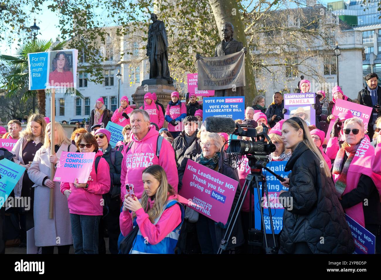 Londres, Royaume-Uni. 29 novembre 2024. Les militants de Dignity in Dying, The Humanists et d'autres partisans du projet de loi sur l'aide à mourir se rassemblent devant le Parlement pendant le débat parlementaire et le vote du député aujourd'hui. Crédit : onzième heure photographie/Alamy Live News Banque D'Images