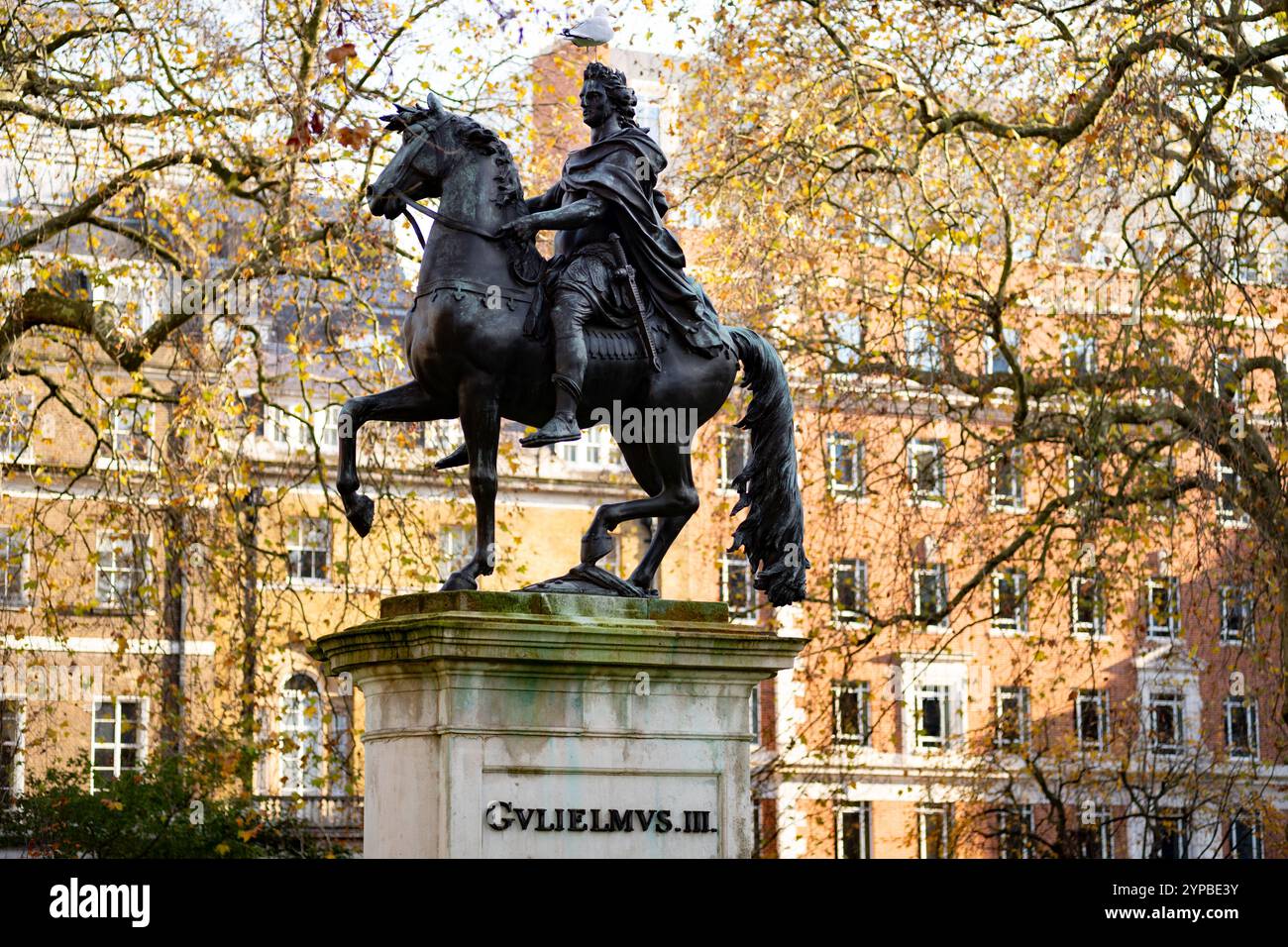 Statue équestre du roi Guillaume III par J. Bacon le jeune à St James's Square, Londres. Le roi mourut quand son cheval tomba sur une colline molehill. Banque D'Images