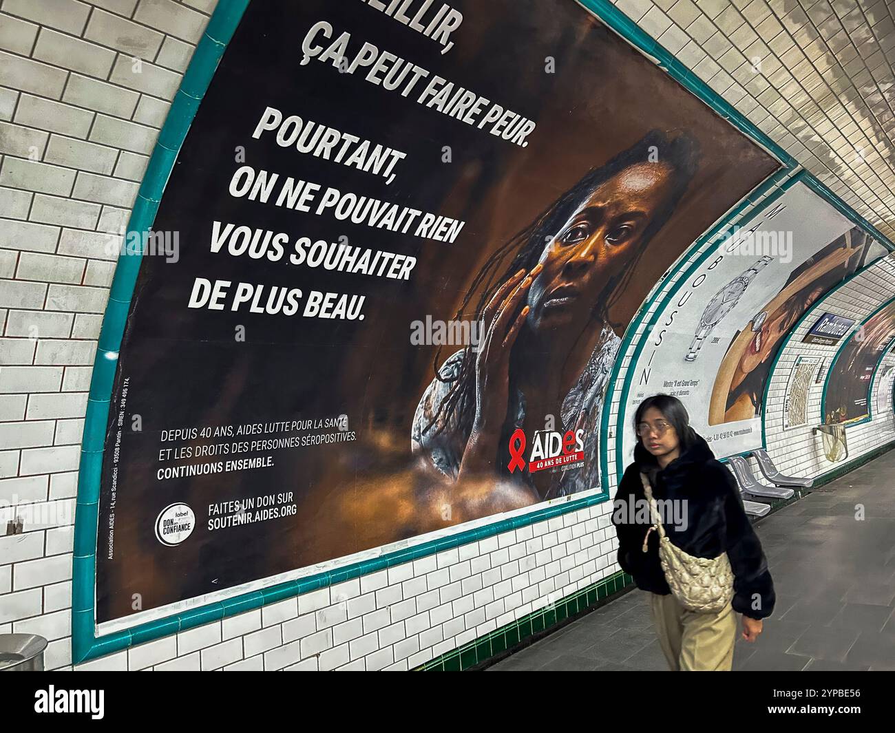 Paris, France, gros plan, panneaux d'affichage publics, affiches, organisations de lutte contre le sida, ONG AIDES, 40e anniversaire, campagne sur le vieillissement, métro de Paris, 2024 Banque D'Images