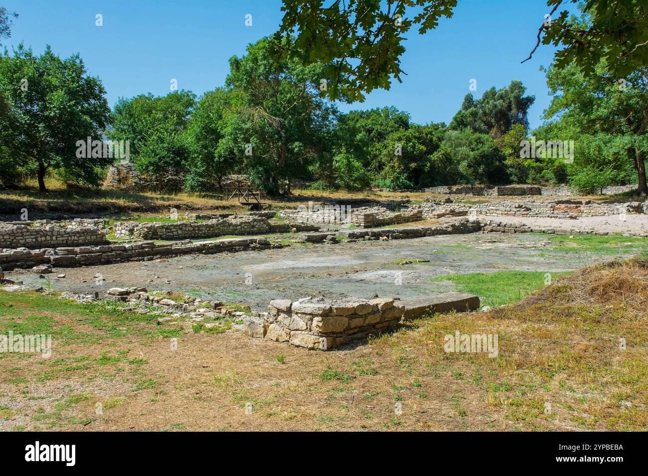 Vestiges du palais du Triconch du Ve siècle dans le parc archéologique de Butrint, dans le parc national de Butrint, Albanie. Un site classé au patrimoine mondial de l'UNESCO Banque D'Images