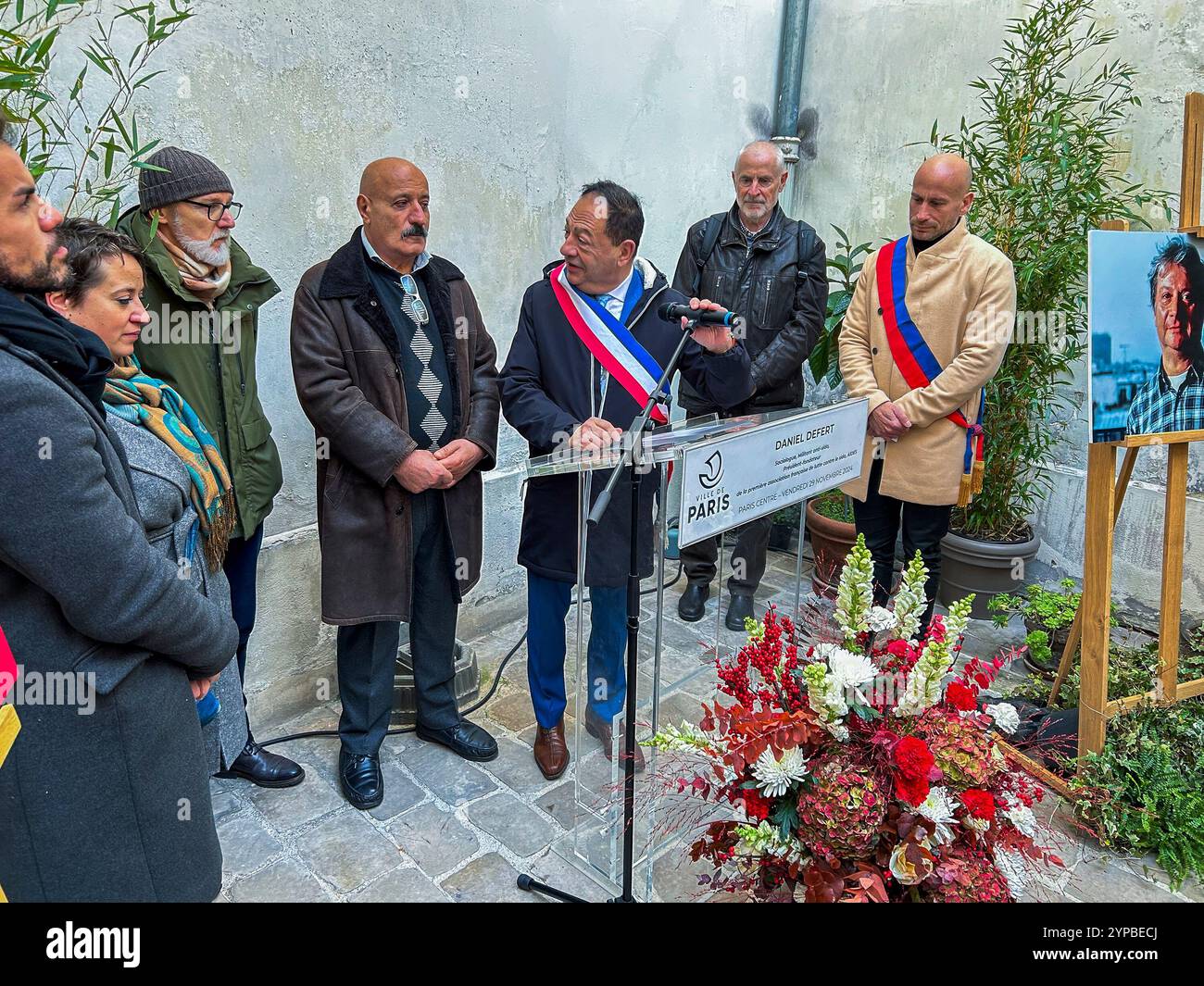 Paris, France, personnes du Groupe, politiciens français, cérémonie d'inauguration, D'une plaque commémorative à la mémoire du fondateur de l'ONG AIDES, Daniel Defert, le Marais, Camille Spire, Laurence Patrice, Ariel Weil, Jean-Luc Romero-Michel, Jamil, Gauthier Caron-Thibault 2024 Banque D'Images