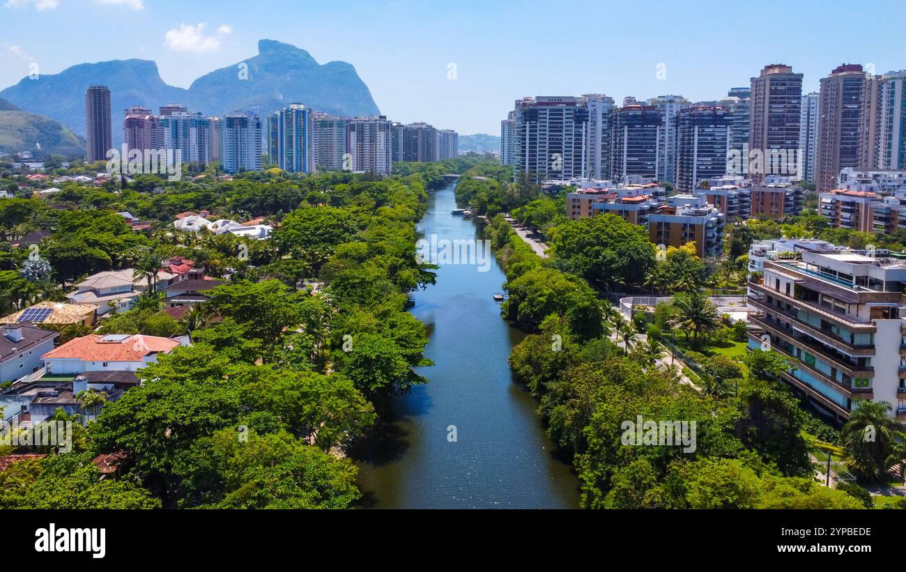 Photographie aérienne du canal qui traverse le quartier de Barra da Tijuca dans la ville de Rio de Janeiro Banque D'Images