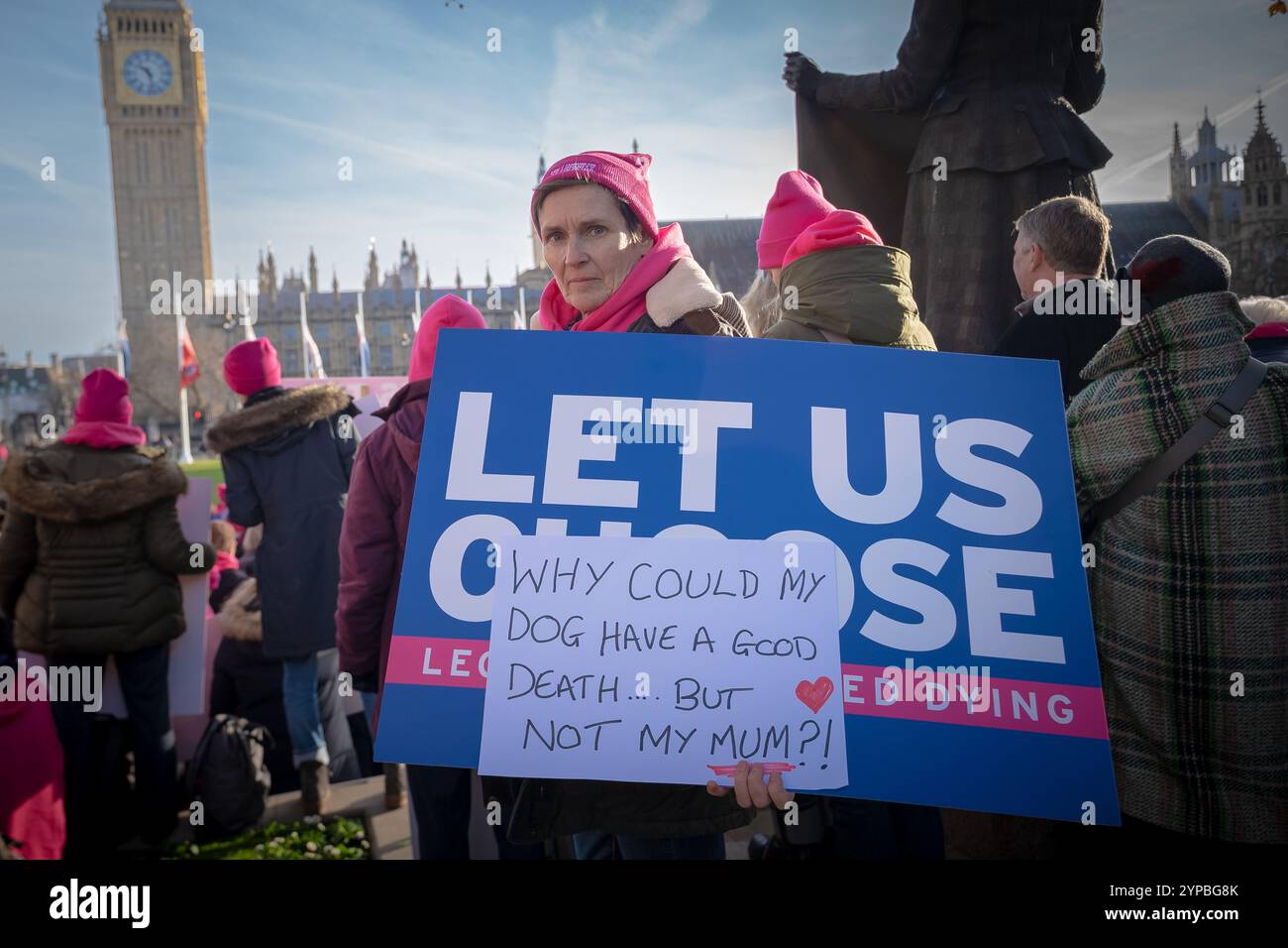 Londres, Royaume-Uni. 29 novembre 2024. Manifestations contre le projet de loi sur l'aide à mourir près des bâtiments du Parlement (photo : manifestants pro-projet de loi). Les députés siégeant aujourd’hui à la Chambre des communes vont consacrer cinq heures de débat sincère pour voter plus tard sur un projet de loi historique visant à légaliser l’aide à mourir. Le projet de loi est ouvert à un « vote libre », ce qui signifie que les whips du parti ne dicteront pas s’ils appuient ou s’opposent au projet de loi. Crédit : Guy Corbishley/Alamy Live News Banque D'Images