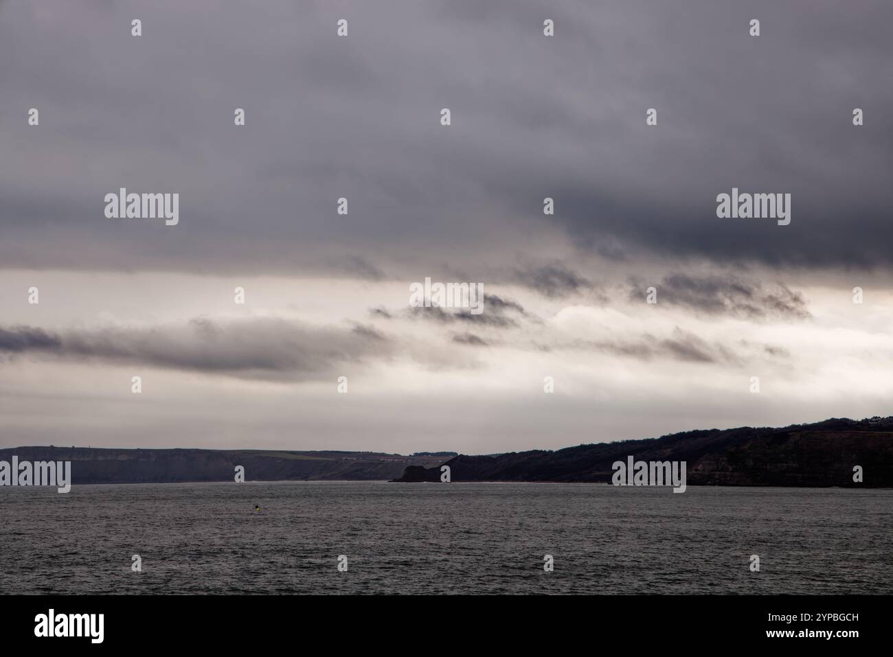 Moody Skies au-dessus de la mer à Scarborough South Bay, Yorkshire, Angleterre. Banque D'Images