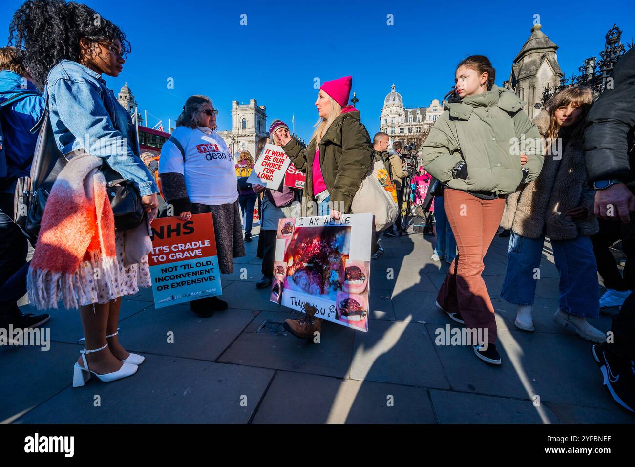 Londres, Royaume-Uni. 29 novembre 2024. Une femme qui soutient le projet de loi, et dont le père vit dans un état terrible mais qui n'a pas le droit de mourir, débat païonnément avec des gens qui s'opposent au projet de loi - des manifestants des deux côtés se sont rassemblés à l'extérieur. Les députés votent en faveur de l'adoption du projet de loi sur l'aide à mourir à la prochaine étape de l'examen au Parlement. Ils ont voté par une majorité de 55 voix. Crédit : Guy Bell/Alamy Live News Banque D'Images