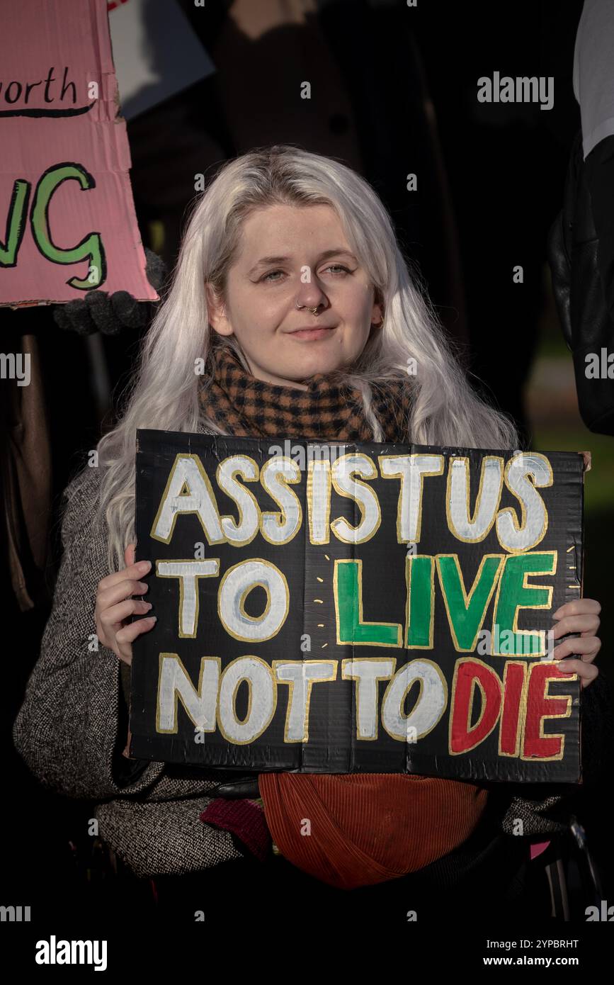 Londres, Royaume-Uni. 29 novembre 2024. Manifestations contre le projet de loi sur l'aide à mourir devant les bâtiments du Parlement (photo : manifestants anti-projet de loi). Les députés siégeant aujourd’hui à la Chambre des communes vont consacrer cinq heures de débat sincère pour voter plus tard sur un projet de loi historique visant à légaliser l’aide à mourir. Le projet de loi est ouvert à un « vote libre », ce qui signifie que les whips du parti ne dicteront pas s’ils appuient ou s’opposent au projet de loi. Crédit : Guy Corbishley/Alamy Live News Banque D'Images