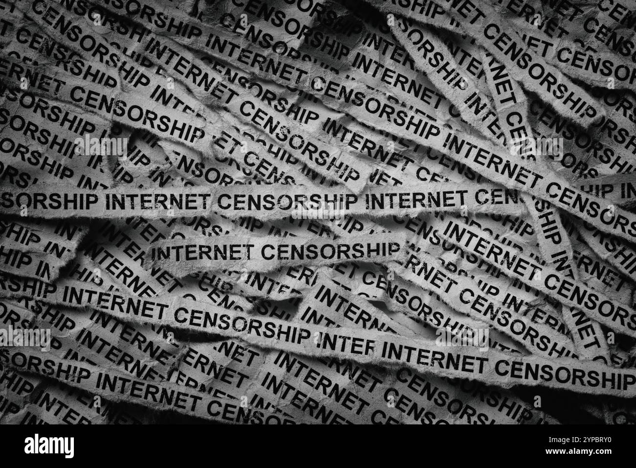 Des bandes de journaux avec les mots Internet Censorship dactylographiés dessus. Noir et blanc. Gros plan. Banque D'Images