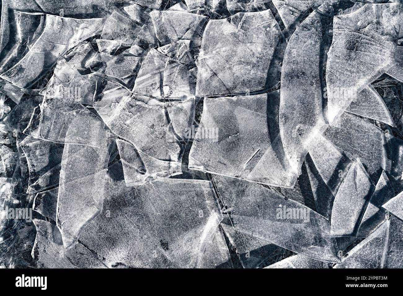 Un morceau de glace avec une fissure dedans. La fissure est dentelée et la glace est blanche Banque D'Images