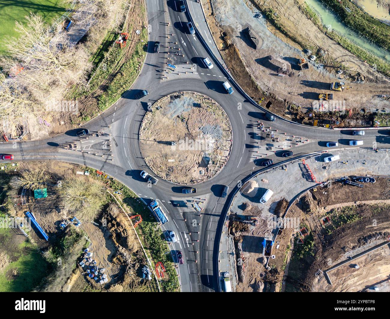 Vue aérienne des voitures circulant sur le rond-point en construction, travaux routiers en cours Banque D'Images