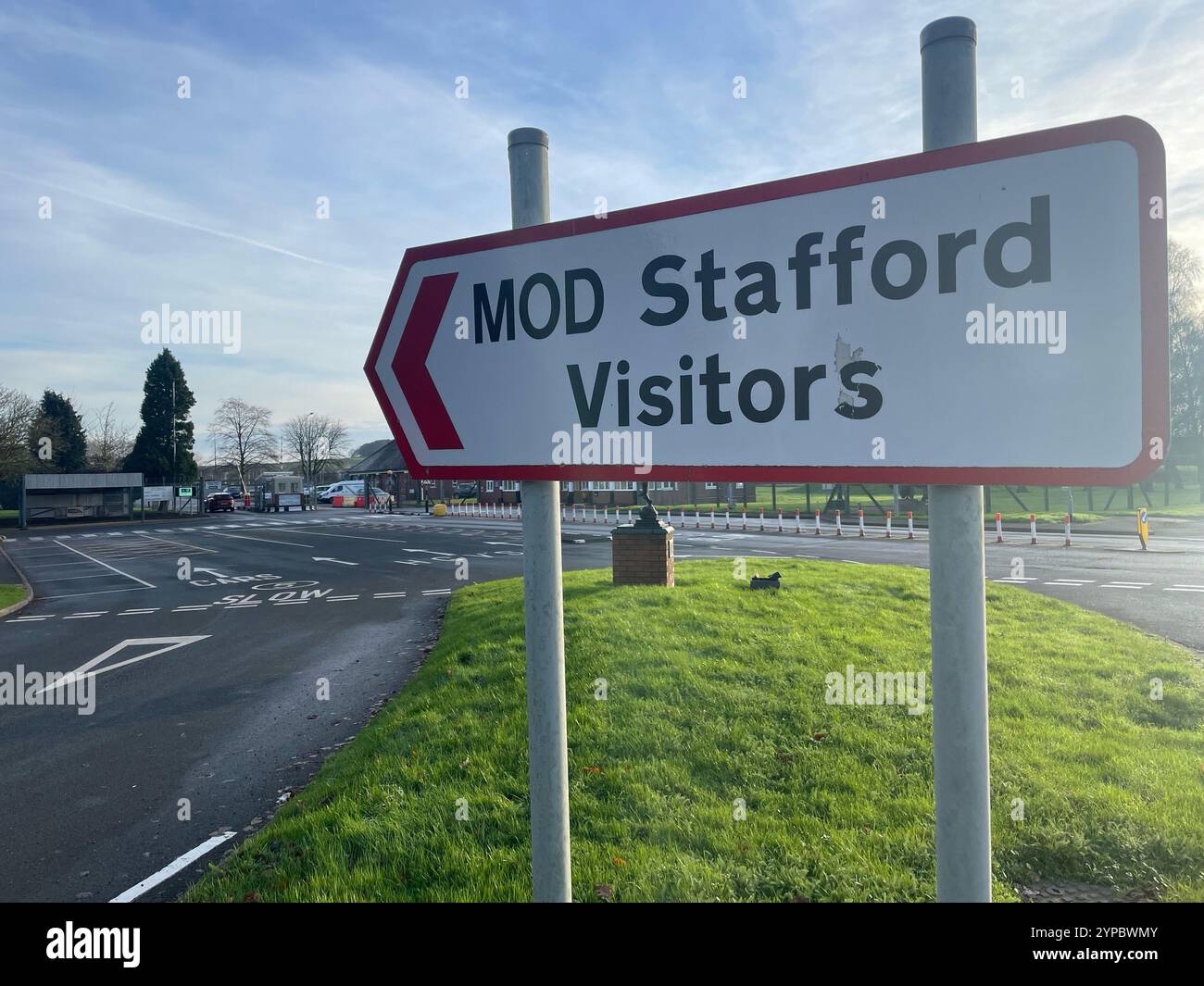 Capture d'écran tirée de l'AP vidéo d'un panneau pour la caserne Beacon du ministère de la Défense à Stafford, où l'ancien soldat Daniel Khalife était basé avant de fuir en janvier 2023. Khalife a été reconnu coupable par le tribunal de la Couronne de Woolwich d'espionnage pour le compte de l'Iran mais a été blanchi de l'exécution d'un canular à la bombe. Date de la photo : vendredi 29 novembre 2024. Banque D'Images