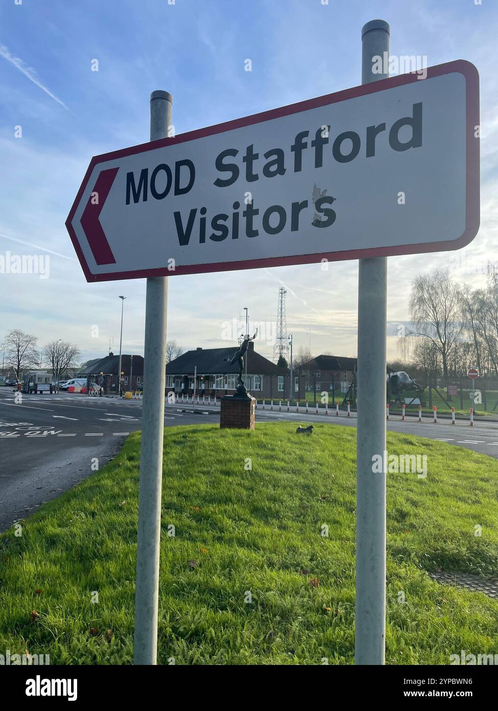 Capture d'écran tirée de l'AP vidéo d'un panneau pour la caserne Beacon du ministère de la Défense à Stafford, où l'ancien soldat Daniel Khalife était basé avant de fuir en janvier 2023. Khalife a été reconnu coupable par le tribunal de la Couronne de Woolwich d'espionnage pour le compte de l'Iran mais a été blanchi de l'exécution d'un canular à la bombe. Date de la photo : vendredi 29 novembre 2024. Banque D'Images