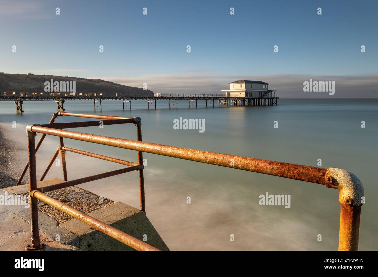 Le quai de Totland Bay sur la côte de l'île de wight, le paysage marin de l'île de wight ou le rivage de Totland Pier par temps clair. Banque D'Images
